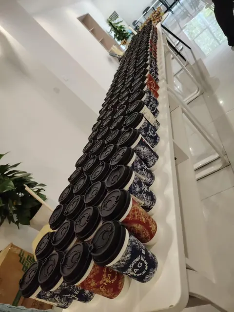 一排给学员准备的奶茶
