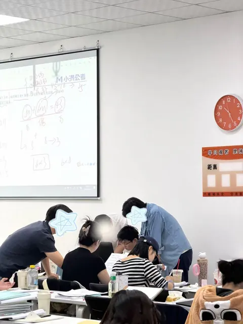 教室里，老师走到学员桌边看题