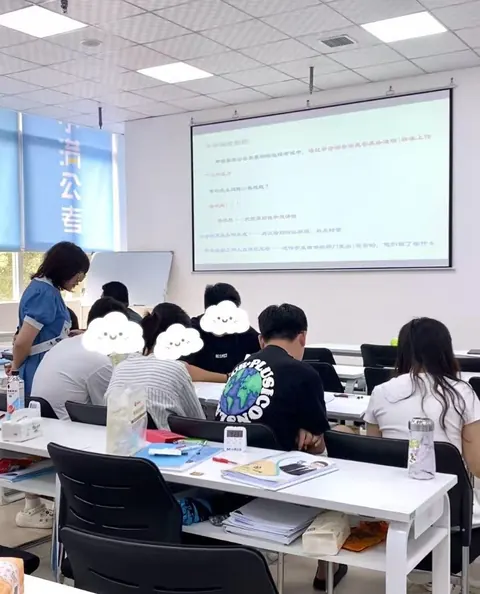 教室里，学员跟着投影做笔记