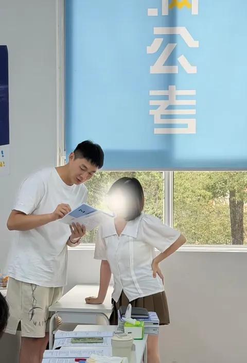 课间，判断推理助教拿着练习册给学员讲错题