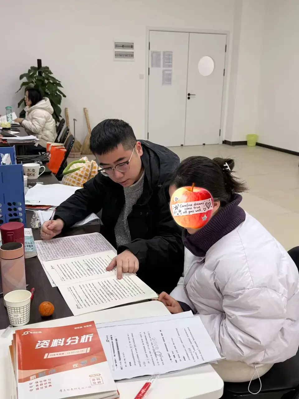 助教逐桌检查作业