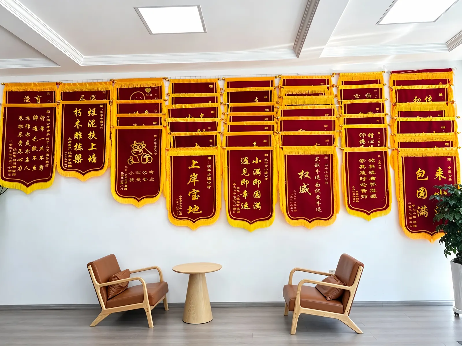 汉中校区挂满学员锦旗的一面墙