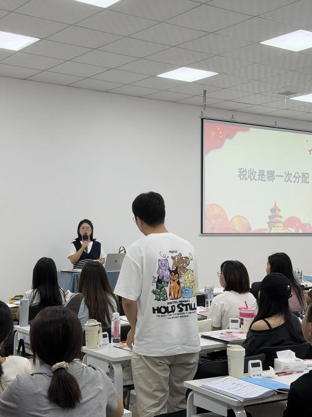 汉中校区课堂，老师正在讲课